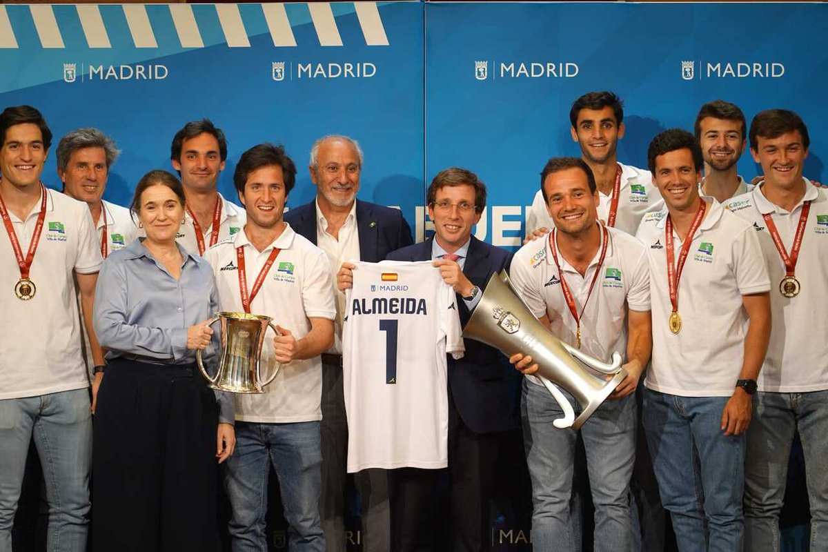 🏆🏑Hemos homenajeado al equipo masculino de #hockey <a href="/ccvmoficial/">Real Club de Campo Villa de Madrid</a> por el doblete de esta temporada.

✅ El conjunto se ha alzado con el título de campeón de la Liga MGS sobre hierba y la Copa del Rey 
👉informate.madrid.es/jetoz1