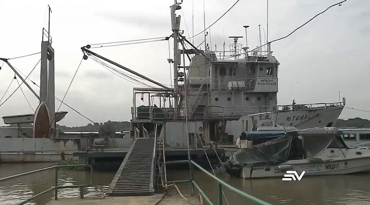 lahistoriaec's tweet photo. Una chatarra. @ecuavisa informó que así está el único barco que tiene el país para realizar investigaciones que sirvan para medir el impacto del fenómeno de El Niño. La embarcación está sin poder utilizarse desde hace diez años. Comprar uno nuevo cuesta USD35 millones, el actual no sirve para nada.
