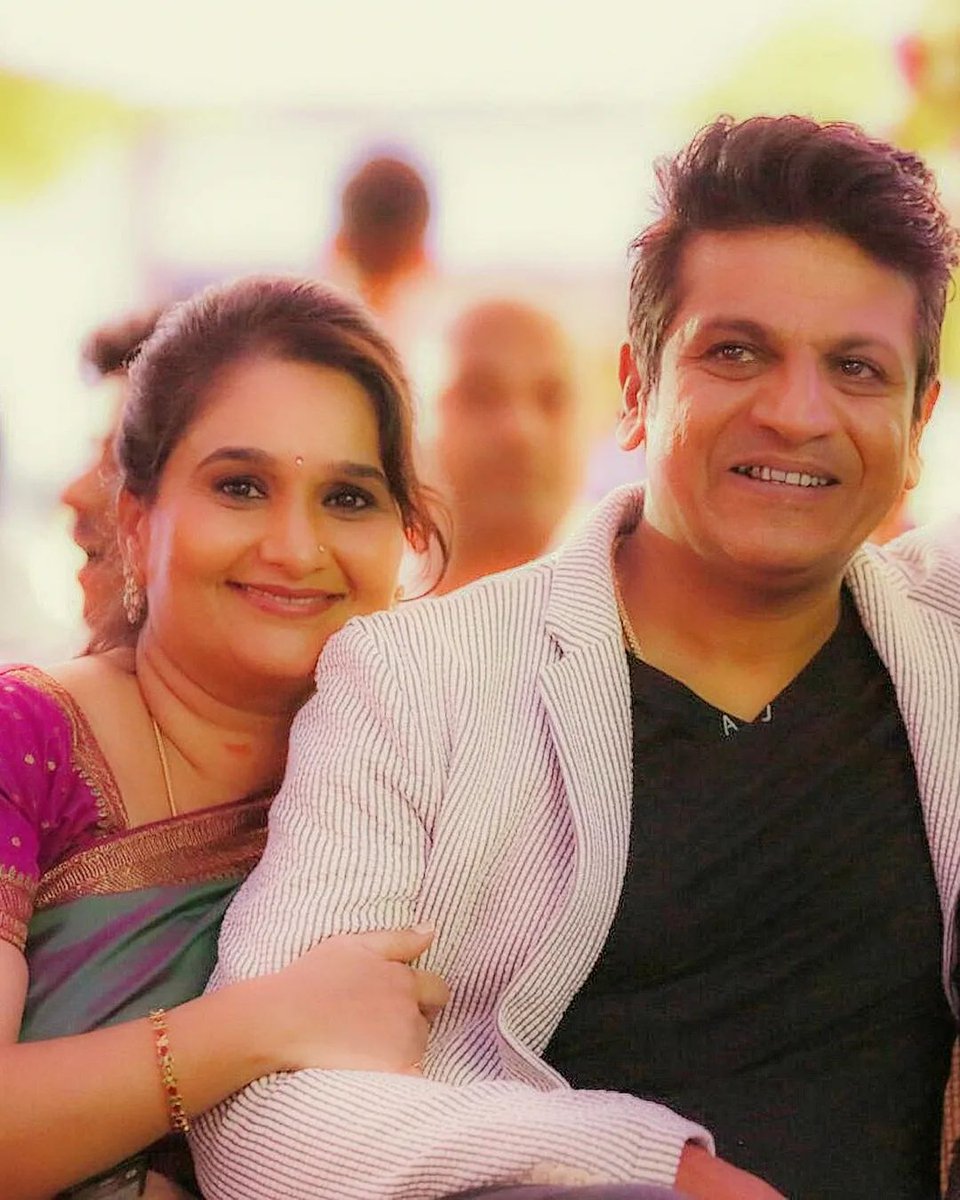 IamHCB's tweet image. On the occasion of #GeethaShivarajKumar &apos;s birthday @NimmaShivanna posted a charming photograph of himself with his wife

#Shivanna #Shivarajkumar