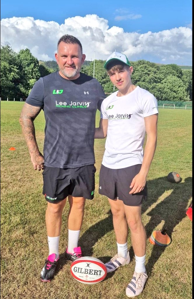 Cracking kicking session tonight with young Callum 👍 made some changes to his kicking off the tee and how he sets up out of hand but also kicks a lovely ball. He can spiral it 40m already without my help 😀 👏 I loved that.