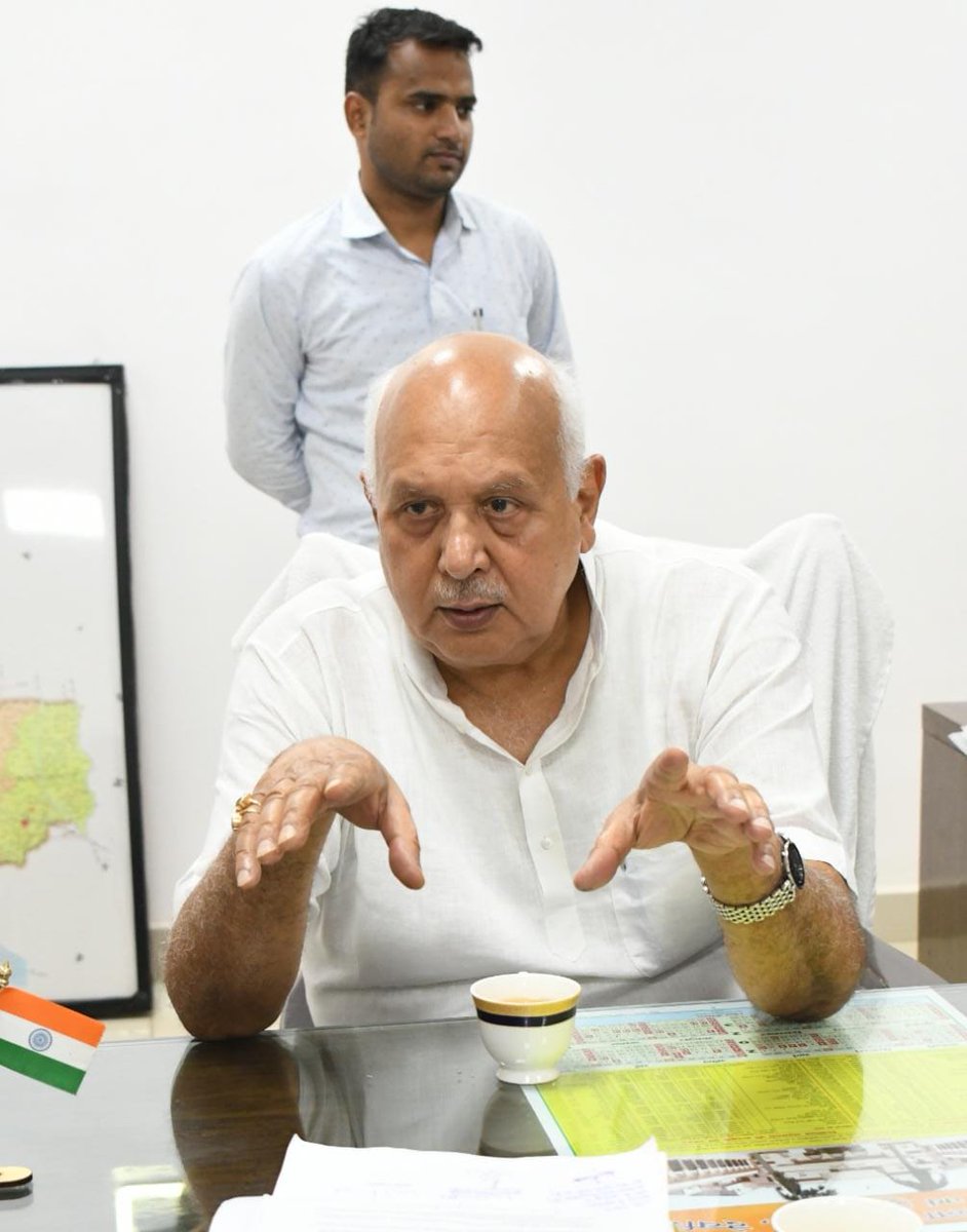 spshahibjp's tweet photo. आज जनपद देवरिया, विकास भवन में बिजली विभाग के अधिकारियों के साथ जनपद में विद्युत आपूर्ति, कमजोर व टूटे बिजली के पोल और जर्जर तारों को शीघ्र ही दुरुस्त करने के लिये सख्त आदेश दिये...!!!
#SPshahi #SPshahibjp #Deoria #Pathardewa https://t.co/sIbPjzmWb8
