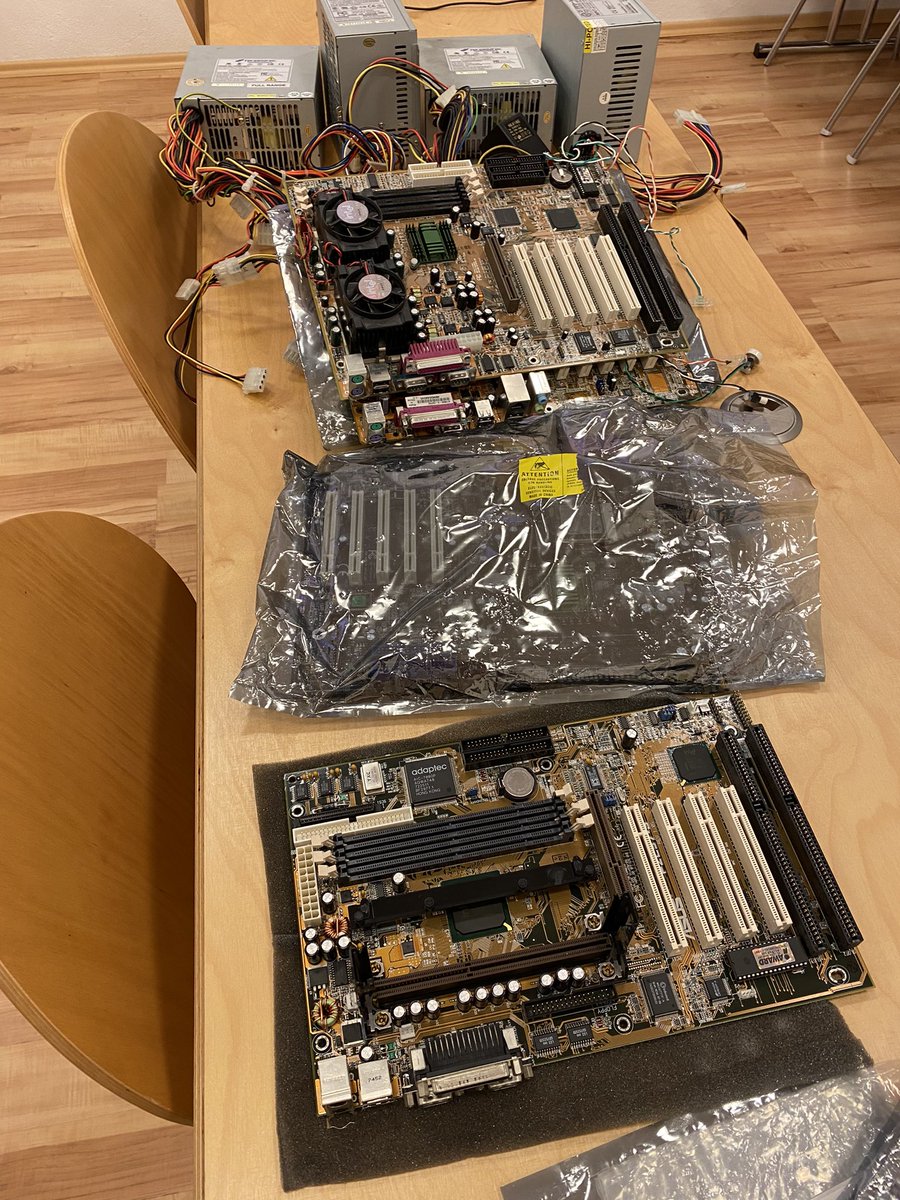 Wir entrümpeln. Braucht noch jemand RAM? Mainboards? Elektronikgerümpel? Serielle Kabel? 🤪