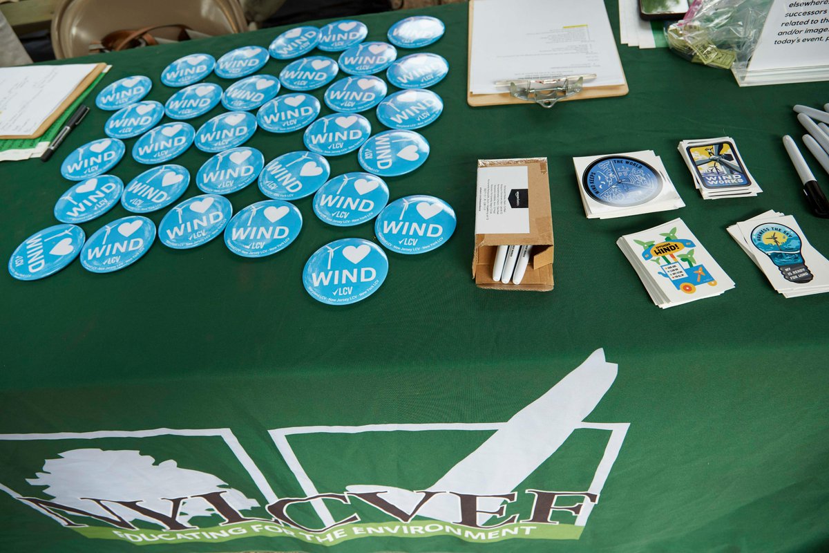 EquinorWindUS's tweet photo. Last night, we took part in What's Brewin Offshore in Astoria. This was a great chance to speak about our Beacon Wind project, which will bring power into Astoria. #whatsbrewin #Beaconwind #offshorewind https://t.co/IYfImUylAu