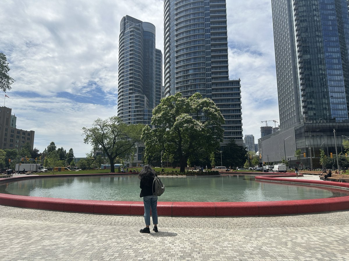 WaterfrontTO's tweet photo. The fences only just came down and people are already loving Love Park!

@cityoftoronto https://t.co/1AZ9PSdccT