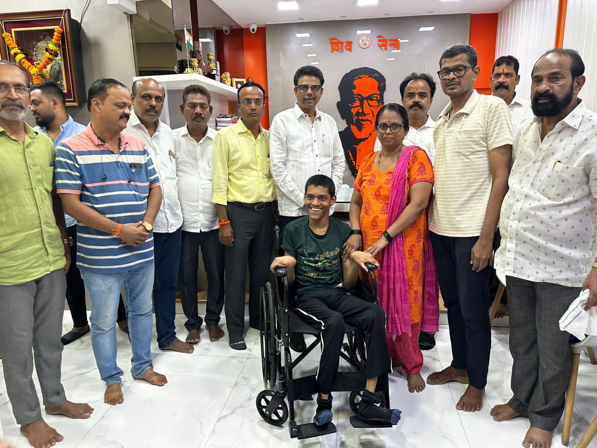 sachinmadane's tweet photo. #कार्य_शिवसेनेचे 
#आधार_माणुसकीचा
    भांडुप हैप्पी होम सोसायटीतील अजित वाडेकर यांचा मुलगा श्रीकांत वय 15 हा दिव्यांग आहे, त्याला सन्मा. #आमदार #सुनिल_राऊत यांनी माणुसकीचा हात देत व्हील चेअर भेट दिली.
 जनसामान्यांचा चेहरा - आपल्या हक्काचा सुनिल भाऊ राऊत* https://t.co/NnIjiNpfar