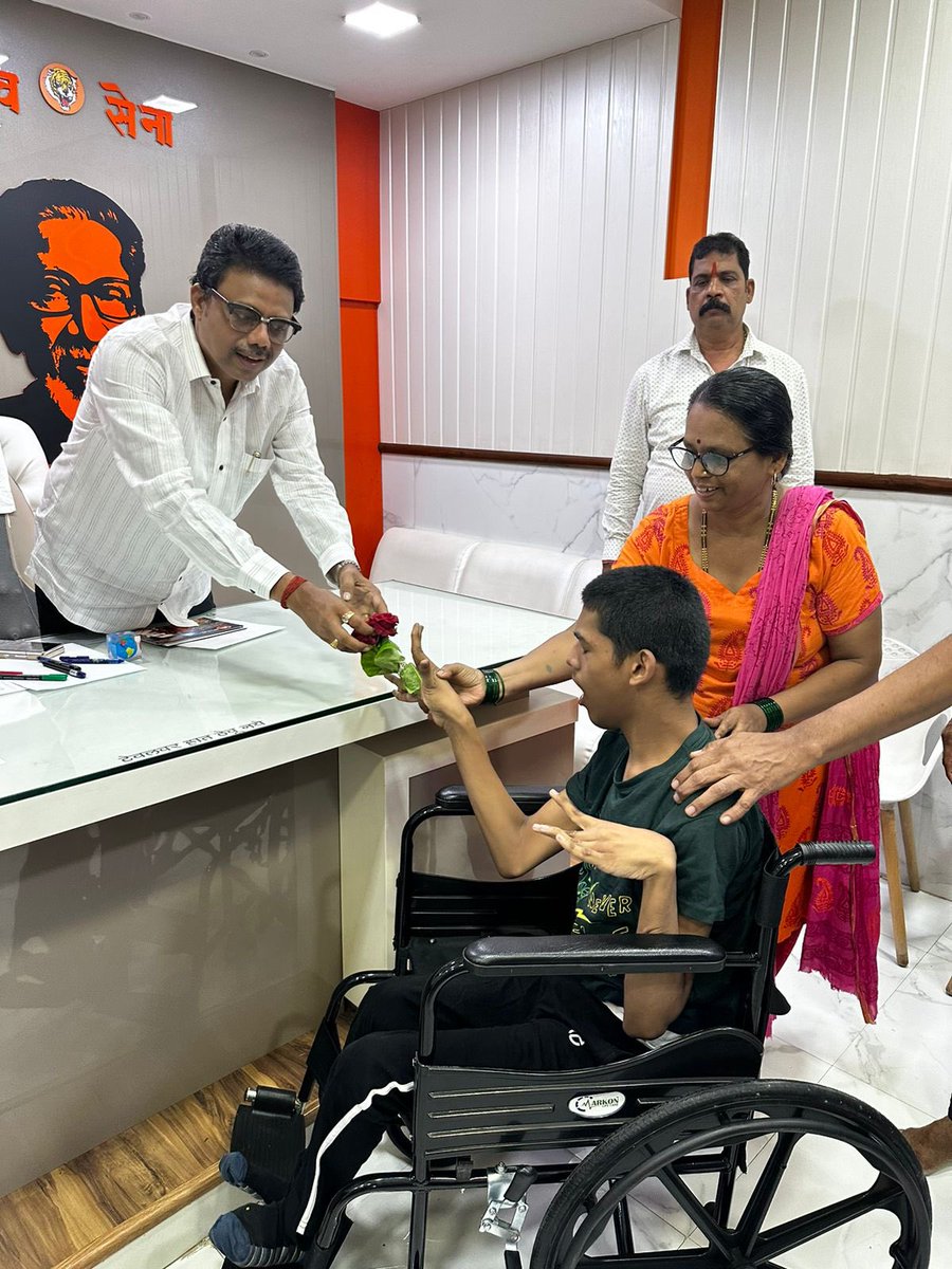sachinmadane's tweet photo. #कार्य_शिवसेनेचे 
#आधार_माणुसकीचा
    भांडुप हैप्पी होम सोसायटीतील अजित वाडेकर यांचा मुलगा श्रीकांत वय 15 हा दिव्यांग आहे, त्याला सन्मा. #आमदार #सुनिल_राऊत यांनी माणुसकीचा हात देत व्हील चेअर भेट दिली.
 जनसामान्यांचा चेहरा - आपल्या हक्काचा सुनिल भाऊ राऊत* https://t.co/NnIjiNpfar