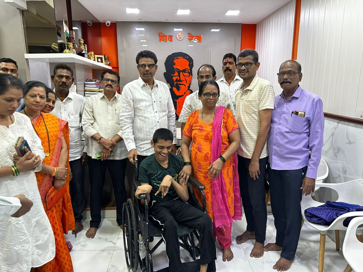 sachinmadane's tweet photo. #कार्य_शिवसेनेचे 
#आधार_माणुसकीचा
    भांडुप हैप्पी होम सोसायटीतील अजित वाडेकर यांचा मुलगा श्रीकांत वय 15 हा दिव्यांग आहे, त्याला सन्मा. #आमदार #सुनिल_राऊत यांनी माणुसकीचा हात देत व्हील चेअर भेट दिली.
 जनसामान्यांचा चेहरा - आपल्या हक्काचा सुनिल भाऊ राऊत* https://t.co/NnIjiNpfar