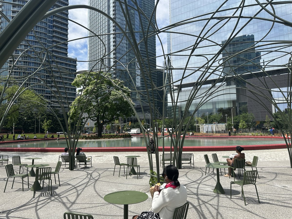 WaterfrontTO's tweet photo. The fences only just came down and people are already loving Love Park!

@cityoftoronto https://t.co/1AZ9PSdccT