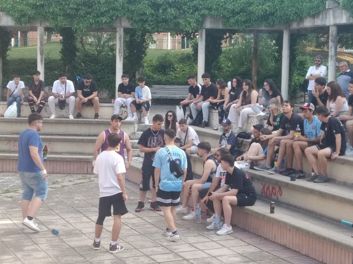 vecinospisuerga's tweet photo. Hoy estamos con la "Batalla de Gallos", en colaboración con @BlastersChinito https://t.co/A041AeaTlk