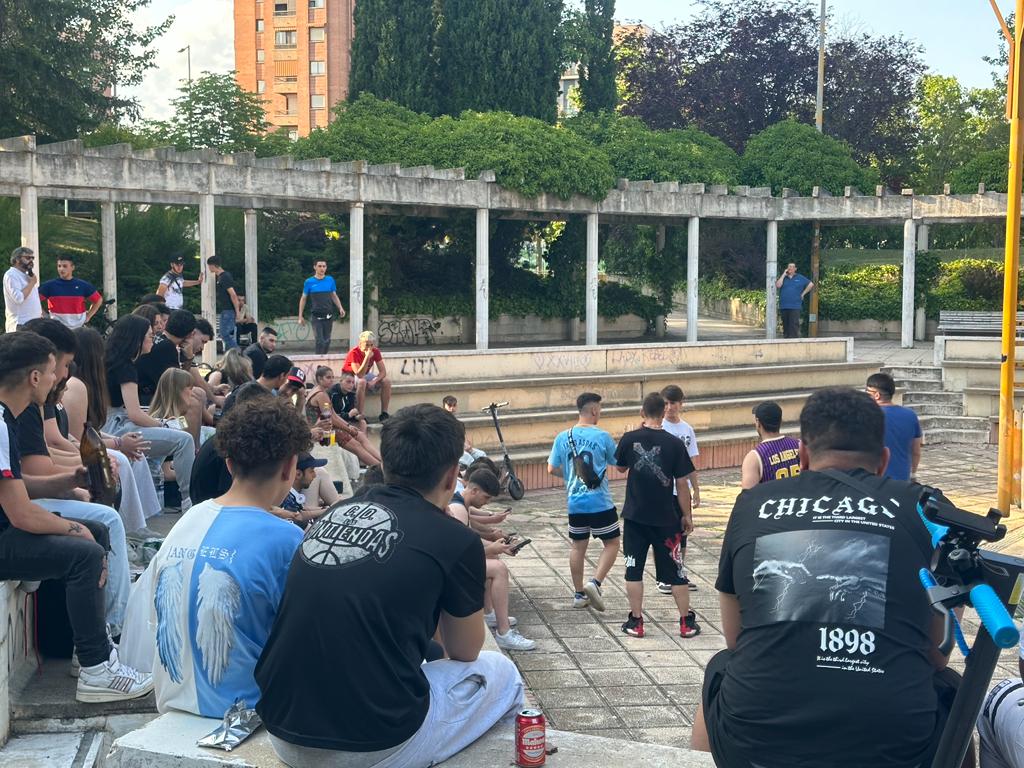 vecinospisuerga's tweet photo. Hoy estamos con la "Batalla de Gallos", en colaboración con @BlastersChinito https://t.co/A041AeaTlk