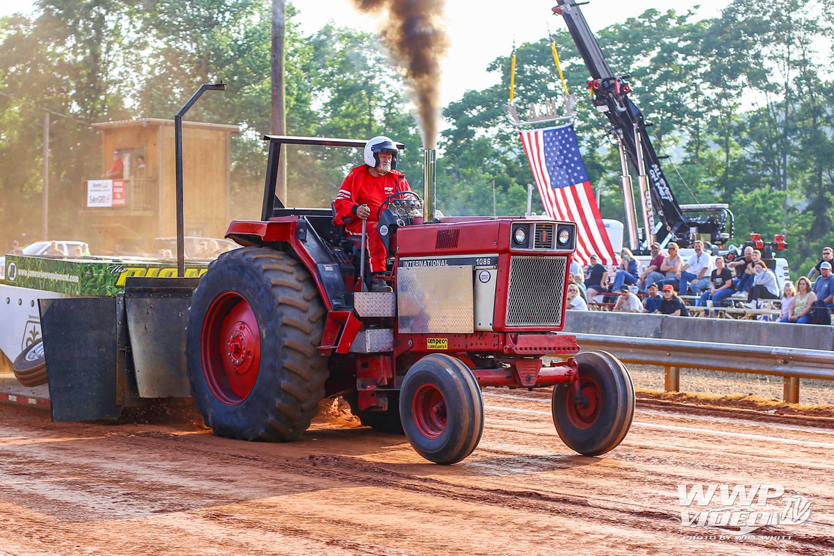 wwptv_video's tweet photo. Bill Balderson is on a tear ya'll. He has won 4 events in a row. His only loss was a second-place finish at Manassas. Bill got Thunder in Orange started off the right way with a good run of 315.20. #internationalharvester #redpowershow #alteredfarm #tractors #orangevirginia https://t.co/XtTczbqU6d