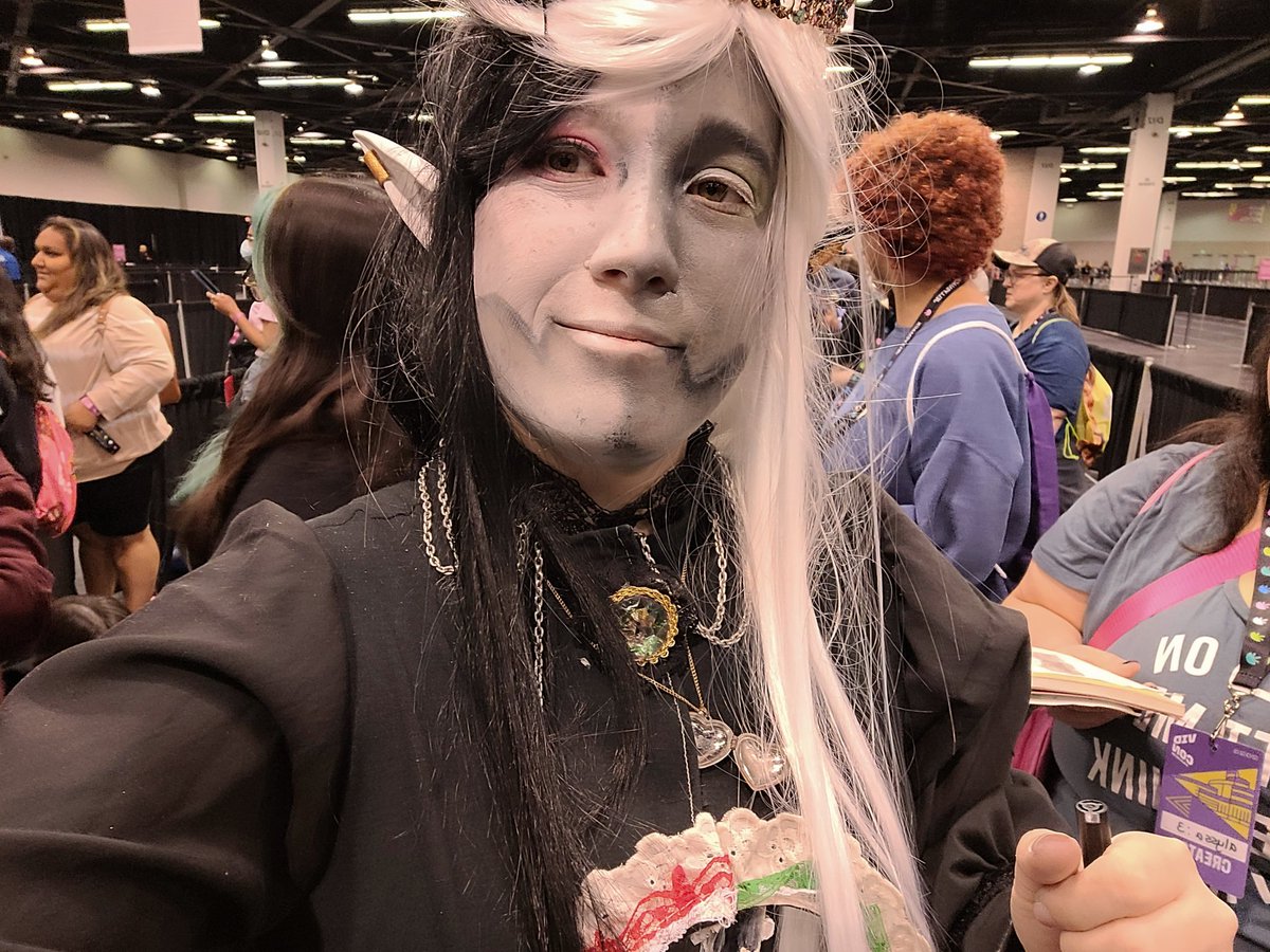 CreatesCupcake's tweet photo. In line but day 2! :D as ghostboo
#vidcon #ghostboo #ranboo https://t.co/tohH7CCXmF