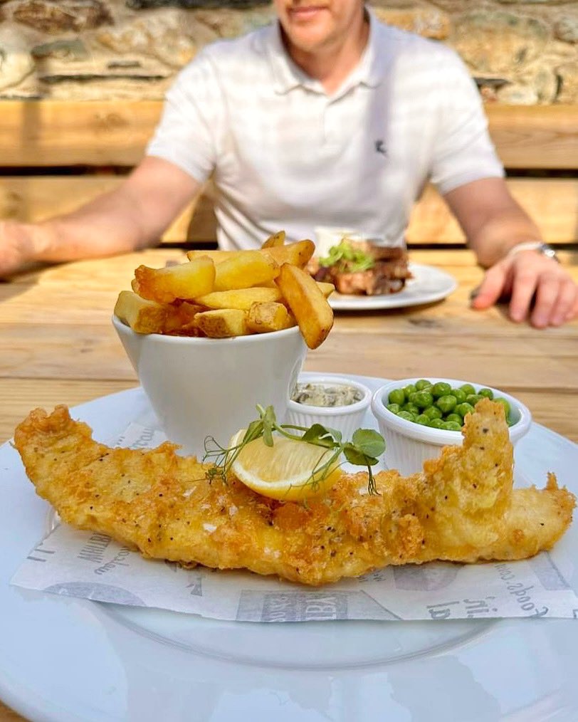 🏰 A sight for sore eyes - Beer battered cod, skin on chips and homemade tartare sauce. Available to eat in or takeaway 😋 #castleinnpembs

📸 Thanks Buffy Louise for the pic! 

#takeaway
#pembrokeshirefoodie
#coastalliving