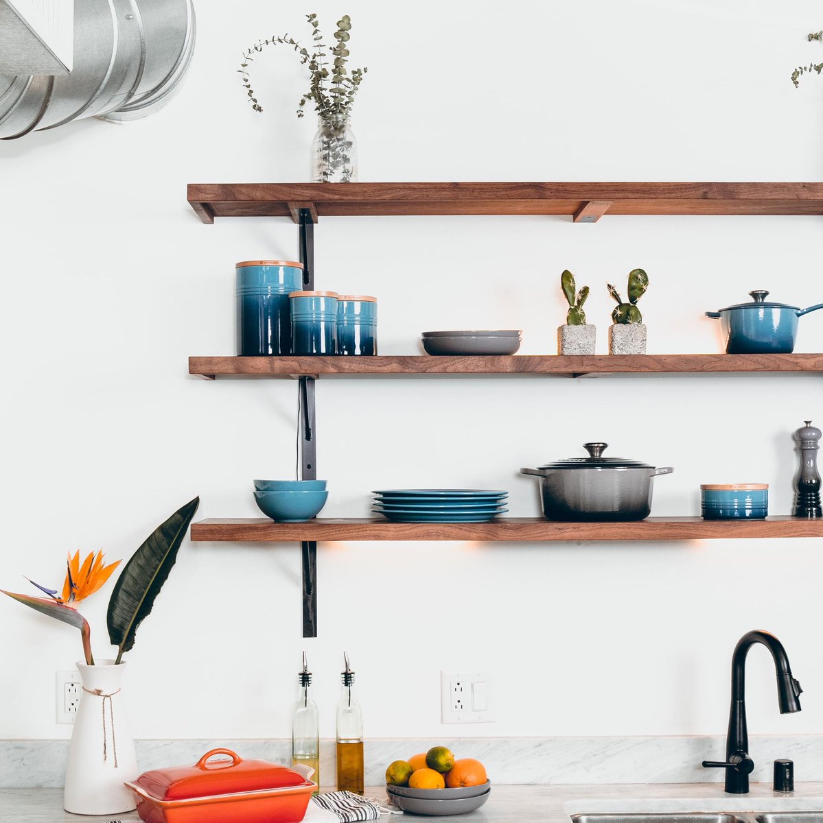 bdrray's tweet image. Do you like these open shelves in the kitchen? facebook.com/11712189799025…