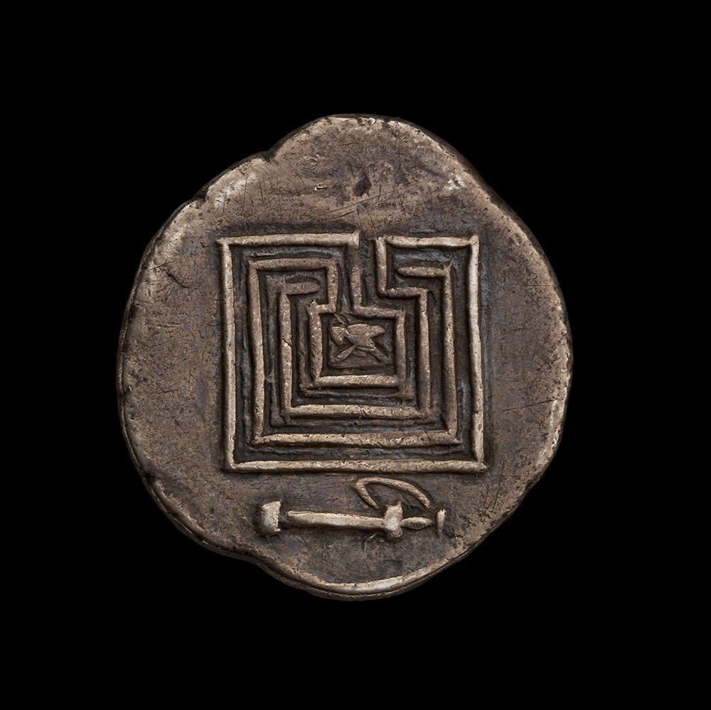 AshmoleanMuseum's tweet image. Look closely and you&apos;ll find a miniscule minotaur at the centre of this labyrinth. Dating to the 3rd century coin was minted at Knossos. Discover the Palace of Knossos, the search for the Labyrinth and the myth behind it at #LabyrinthAshmolean, closing 30 July.