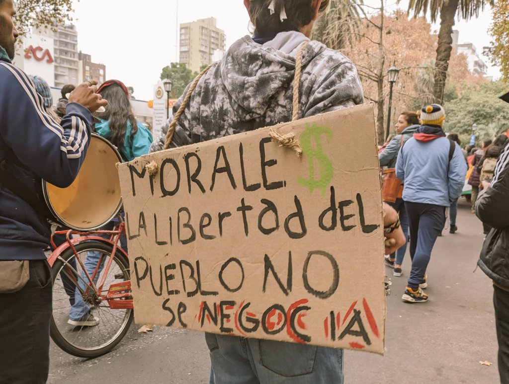 #Argentina || En Jujuy reprimen porque saben que el agua, la naturaleza y los derechos no se venden sin la violencia contra el pueblo que los defiende.

¡Abajo la reforma manchada de sangre! ¡Basta de represión!