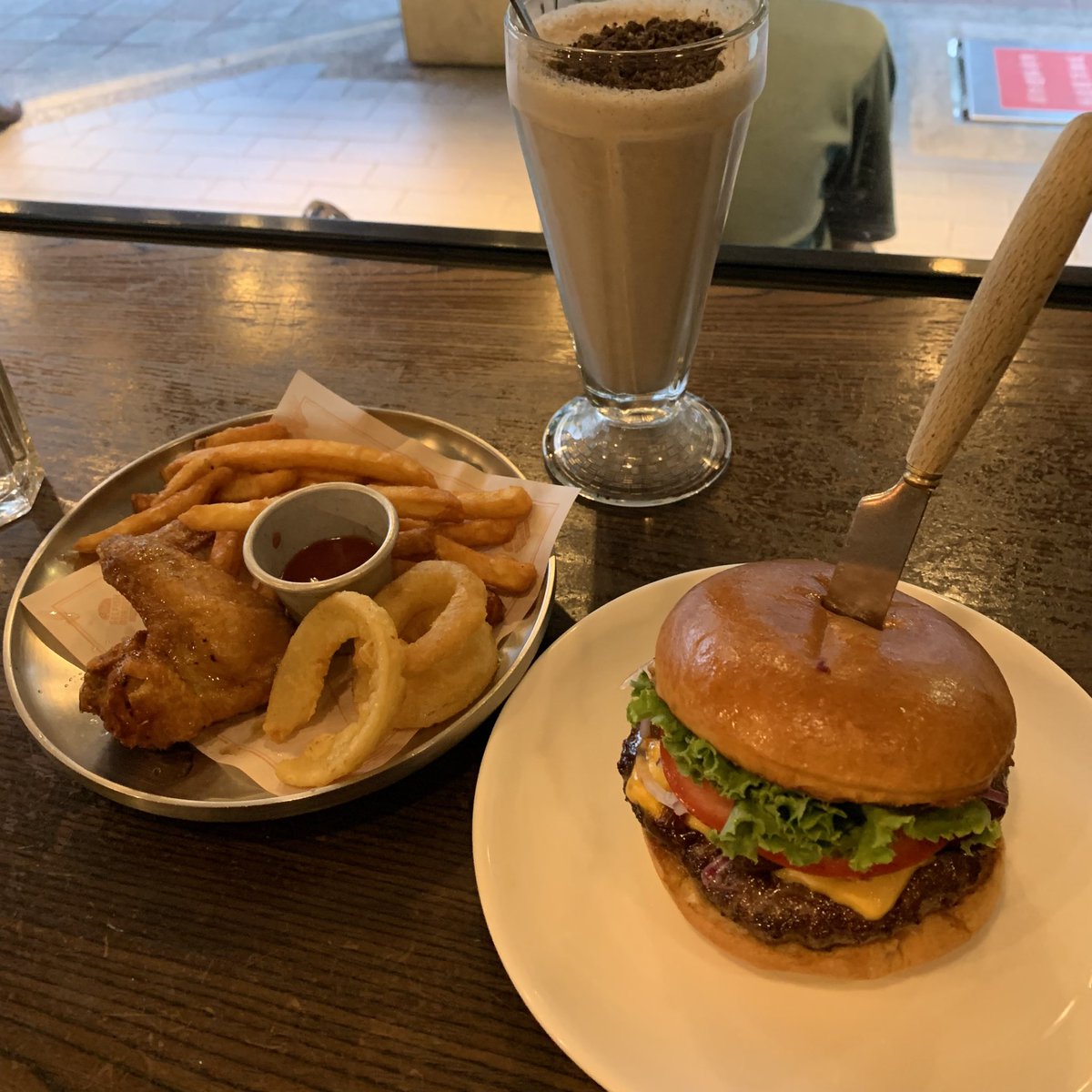 da_da__n's tweet photo. 台北101近くにあるハンバーガーショップ『SELFISH BURGER』🍔
バランスの良いハンバーガー！！
特にバンズがバター風味で美味しかった！
https://t.co/PMWUMbsQfm

#台湾 #台北 #台湾グルメ #台北グルメ #ハンバーガー #SELFISHBURGER https://t.co/vCFMV6Wf0G