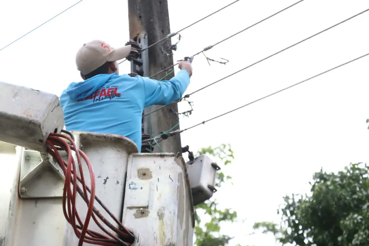 Con la #FiestaDeLaLuz nos fuimos también a la parroquia Ramón Peraza, para iniciar con la modernización integral del alumbrado público en Sabanetica.

Los trabajos iniciaron en la vía principal con la instalación de lámparas LED de 150w

<a href="/nicolasmaduro/">Nicolás Maduro</a> <a href="/PrimitivoPsuv/">Antonio Primitivo Cedeño</a>