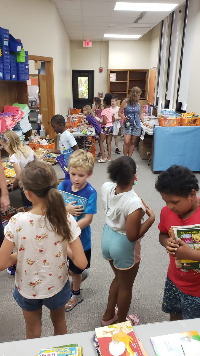 Over 2,400 books were given out at Lapham Elementary for summer reading! Shoutout to @MSNReadingProj, @MMSDschools, Lapham staff and families, and our Adopt-a-School partners—@DHSWI and Blackhawk Church—for your thoughtful book donations. 📚