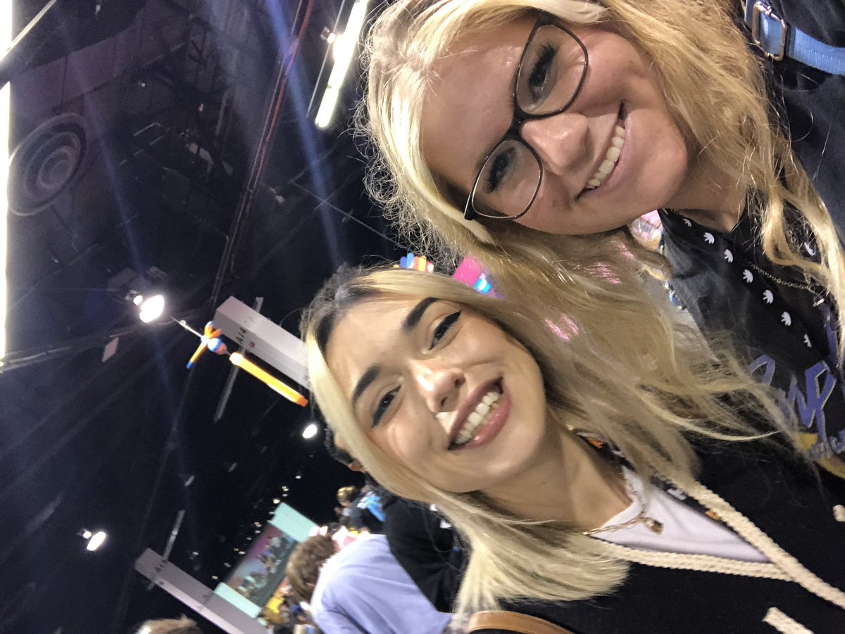 beans_lizzy's tweet photo. when you have met Shelby twice at vidcon! @shelbygraces  (left: this year | right: last year ) https://t.co/zfLTn0TSKV