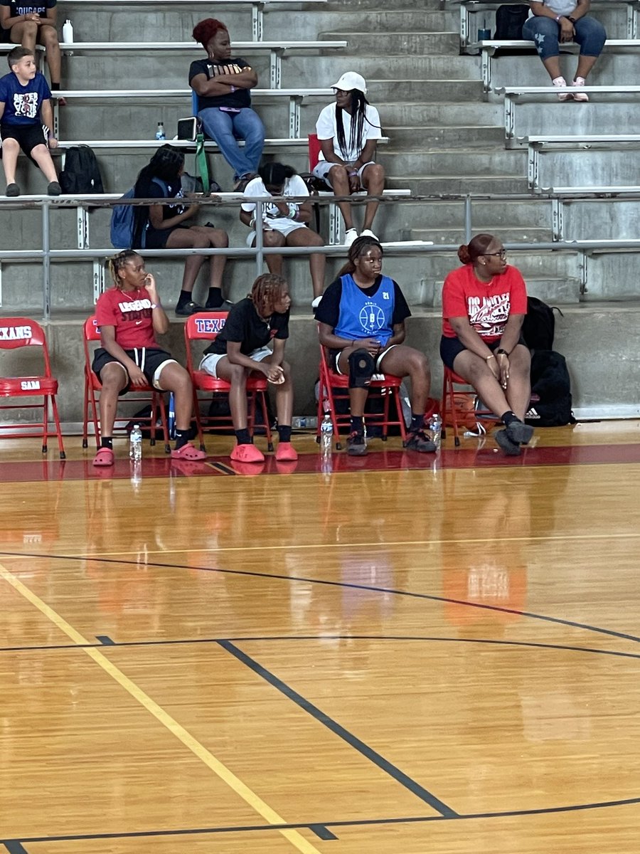 Full coaching staff tonight coaching the spring league game tonight! <a href="/seniya_wilson/">SeniyaWilson</a> <a href="/blessing5489023/">d1.blessing</a> <a href="/NevaehBluefer/">Nevaeh Bluefer</a> before they all head to college! #BowieNation