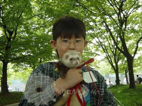 pinkmarshmarsh's tweet photo. I decided to become a student leader because my crushiecakes was the president of the ferret club. 

My biggest idol: https://t.co/MpEjfKghl6
