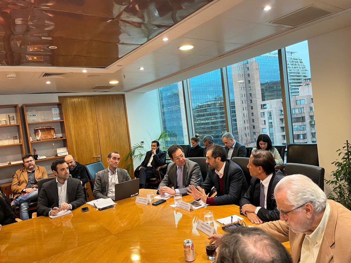 #AgendaDeProductividad| Para presentar las mejoras que está impulsando el Gobierno respecto a los permisos sectoriales, el ministro de Economía <a href="/nico_grau/">Nicolás Grau Veloso</a>, se reunió con representantes del <a href="/ConsejoMinero/">Consejo Minero</a>