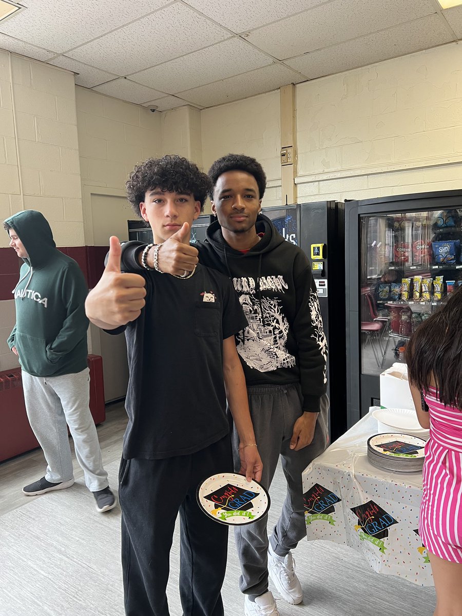 Our Seniors enjoyed their senior breakfast this morning! 😃 🍳 🥓 🥯 A huge thank you to all the parents who donated the food and Mrs. Anderson who made waffles! 🧇 Tomorrow is graduation! 💚❤️🎓 #gcpride #seniors #seniors2023 #classof2023 <a href="/GCSD_HighSchool/">Glen Cove High School</a>