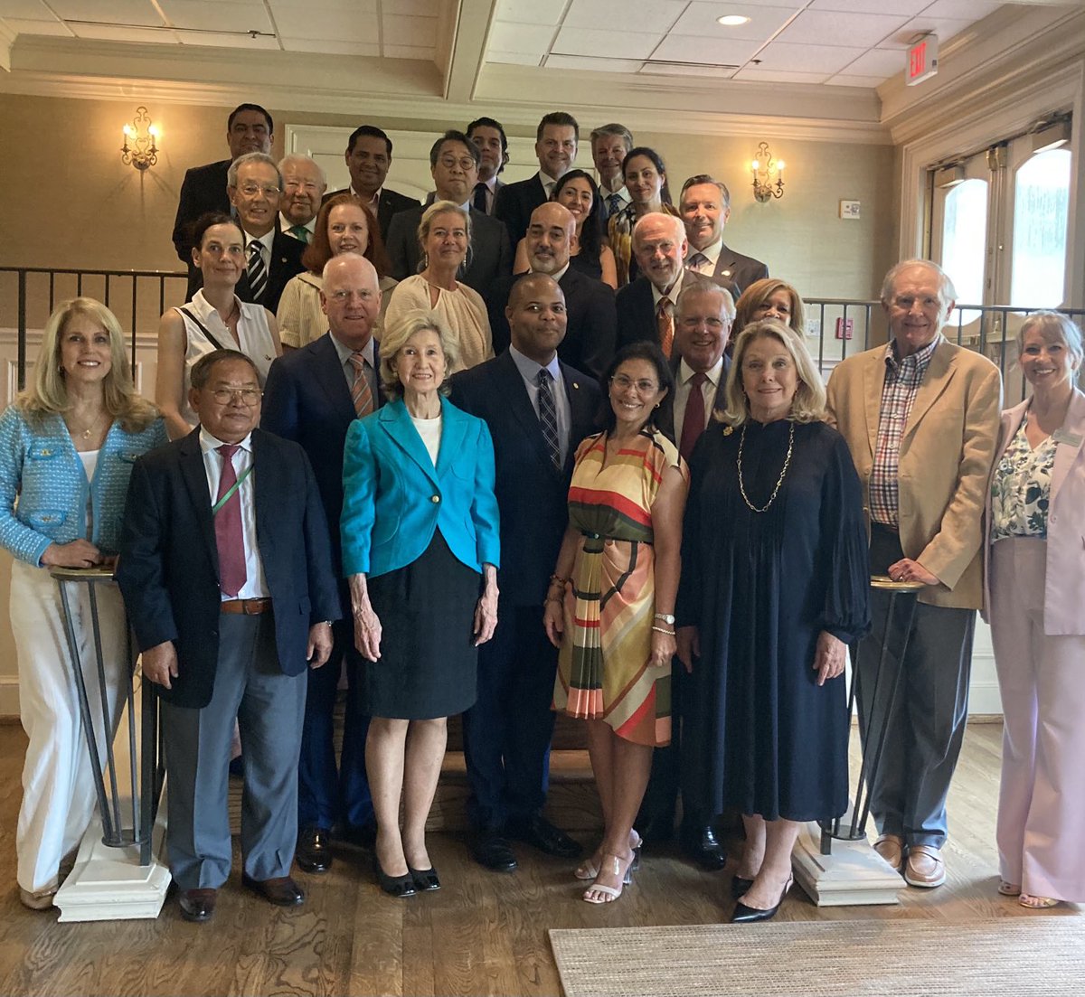 kaybaileyhutch's tweet photo. ⁦@DallasMayor⁩ Eric Johnson hosted the outstanding consular corps ; the professional and honorary  consul generals in Dallas. They represent foreign countries that want trade and economic partnerships with Dallas business . More international trade is a priority for Mayor! https://t.co/1Drz18cLOb