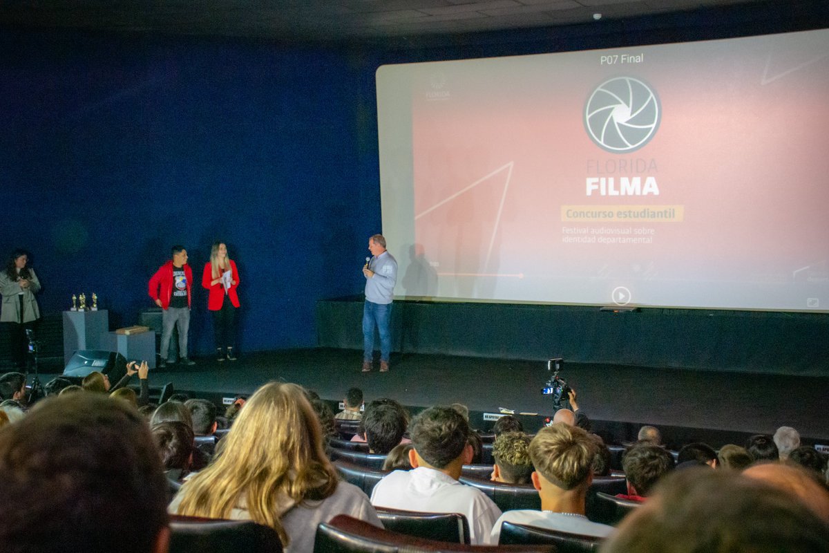 FloridaIDF's tweet photo. Con una gran concurrencia de jóvenes de diferentes puntos del departamento. Se realizó la gala de premios del proyecto “Florida Filma”

Participaron el Int. @g_lopezmendez, SrioGral. @MarcosPerez62 los Dir. @JMTrezza y Carmen Pasarella y la Sria. de Juventud María Astengo https://t.co/EDXxRC6dnv