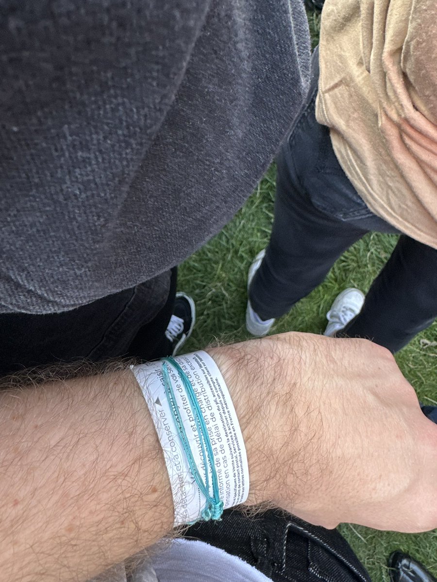 Benjaminlgrnd's tweet photo. Ce soir au Global Citizen, j’ai créé un faux bracelet pour passer dans la zone privilège avec un suivi de colis de la poste Mdrrr.
J’suis prêt pour Koh Lanta 💅 https://t.co/TlfSS9WMae