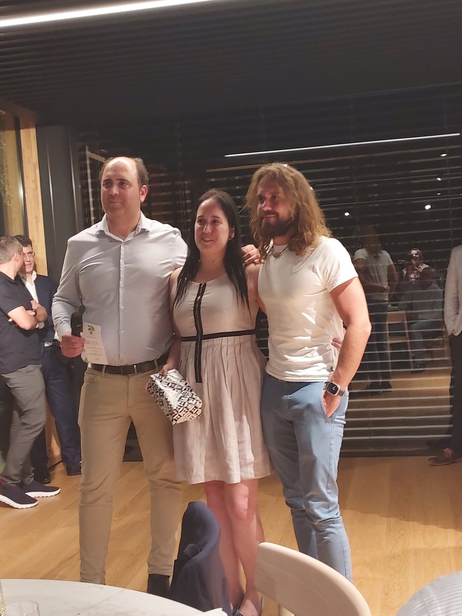 Emocionante cena de gala en las <a href="/jnic_conf/">JNIC 2025</a> con la entrega por parte de Juan Gonzalez <a href="/gradiant/">Gradiant</a> del premio al mejor paper de la sesión de transferencia a Cristina Regueiro, Aitor Gómez, Santiago de Diego y Borja Urquizu <a href="/tecnalia/">TECNALIA</a>