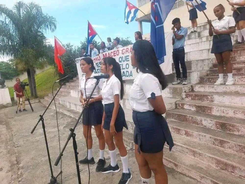 ¡Felicidades 🥳 santiagueros!. Las horas de estudios 📖 son recuerdos perennes en la vida de un estudiante. Fueron reconocidos los muchach@s 😎 de la #FEEMdeCuba del IPVCE ⚛️ Antonio Maceo por el resultado notable 😌 en los concursos provinciales y nacionales #AquíConCuba.