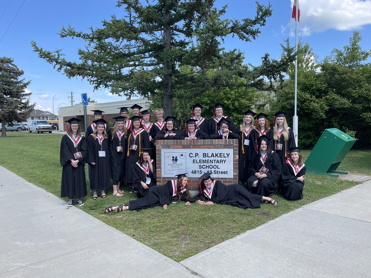 dwpicker's tweet photo. The why to teaching when they graduate and still want a picture with you. My grade 4 class from 2015. Thanks #HJCodyHighSchool https://t.co/i6EOhYfQud