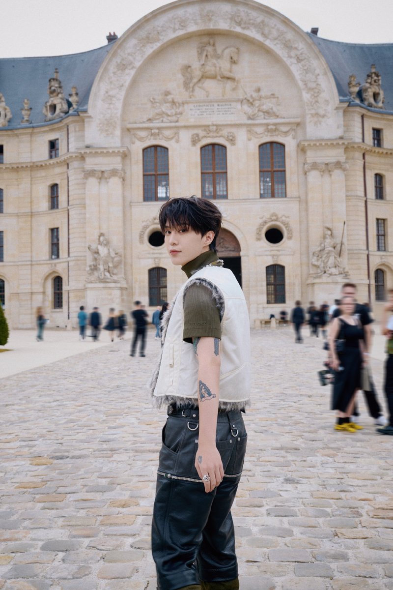 dailyfcc's tweet photo. 230622 #fanchengcheng studio weibo update

fan chengcheng at givenchy ss24 show in paris fashion week (1/3)

#范丞丞 #판청청 #ฟ่านเฉิงเฉิง #phạmthừathừa https://t.co/Rz6PLFNiR9