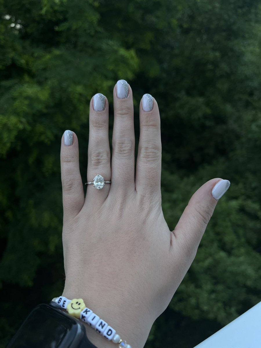 anna_morgan1717's tweet image. Vegas nails are ready!! 🌻💛🌻💛🌻💛 #REFLECTION #CUSoon @carrieunderwood