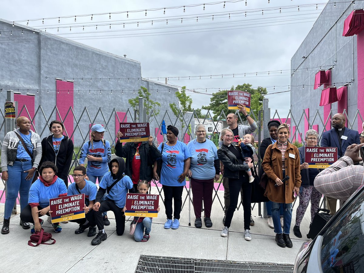 MakeTheRoadPA's tweet image. We are with @powerinterfaith @RepDawkins office in Frankfort Philly demanding the $15/hr is the floor!! We cannot live on anything less. #raisethewage