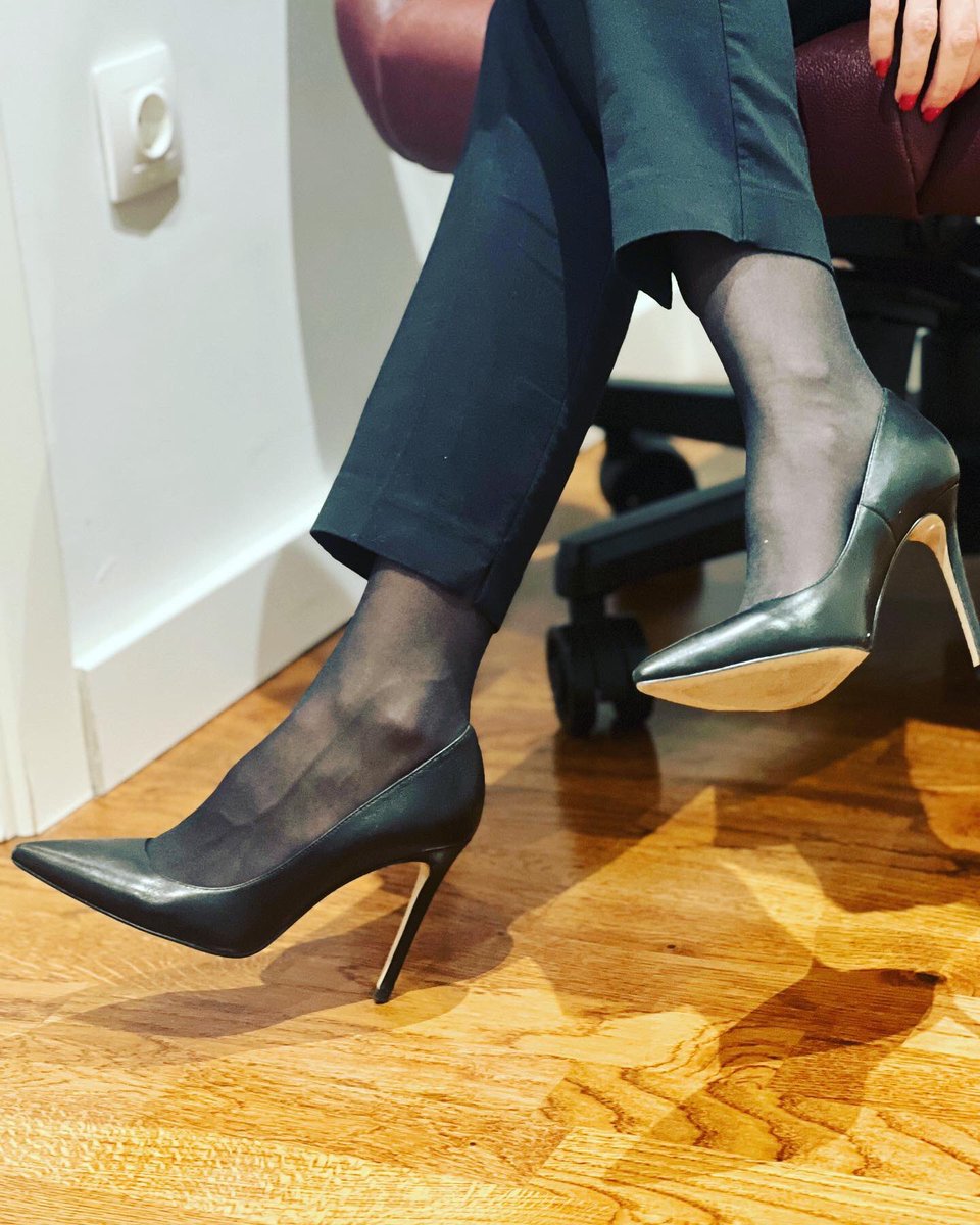 PeanutButt00's tweet photo. #legs #nylons #pantyhose #sockings #highheels #fetish #legs #secretary #footjob #legjob #shoejob https://t.co/O3MpdgsGaZ