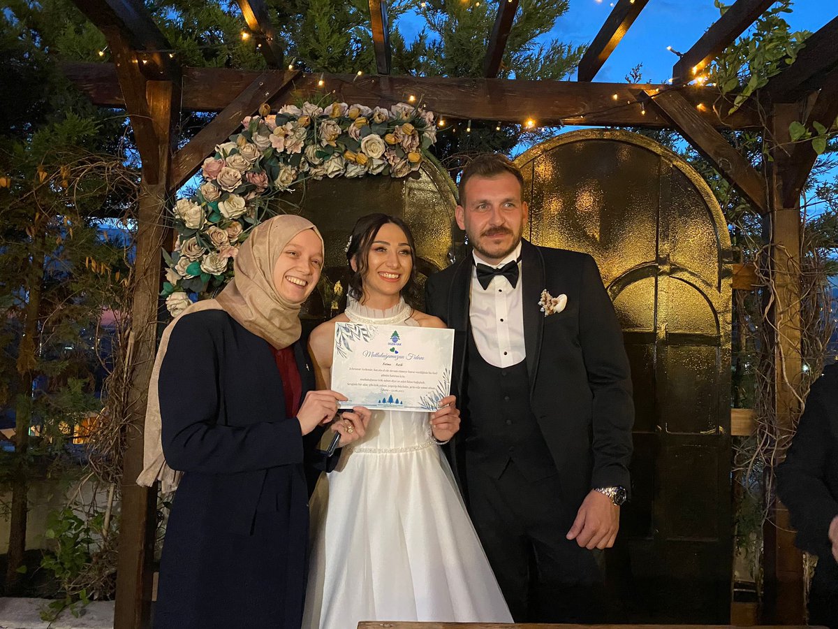 Yenimahalle ilçe yönetim kurulu üyesi Fatih Beyefendi’nin ve Fatma Hanımefendi’nin nikah törenine katılarak mutluluklarına ortak olduk.

Ayrıca ufak bir hediye mahiyetinde günün anısına 10 tane fidan bağışladık 🌱☺️ 

Allah bu güzel çiftimize iki cihan saadeti versin inşallah 🌺