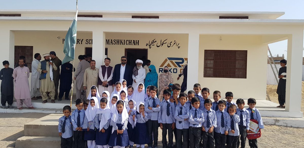 Opening Ceremony of Mashkicha Primary School, Chagai, Sponsored by Reko Diq Project.
Assadullah ADC (G) Chaghi  & Ali Ehsan Rind, Country Manager Islamabad of Reko Diq inaugurated the School. @cs_balochistan @MajidBuhair @hamzashafqaat @BarrickGold