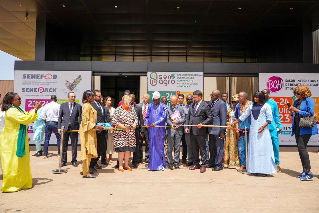 NurSagman's tweet photo. J’ai eu l’honneur d’accompagner SEM @Aly_Ngouille, Ministre de l'Agriculture du 🇸🇳 lors de l’inauguration des salons SENEPACK, SENEFOOD, SENAGRO et BCH organisés par @HageTradeFair. 

J’ai saisis l’occasion pour visiter les stands des 80 compagnies 🇹🇷 participant aux salons. Je vous invite à visiter ces salons qui  vous permettront de rencontrer des partenaires turcs! Les salons sont ouverts jusqu’au samedi inclus.