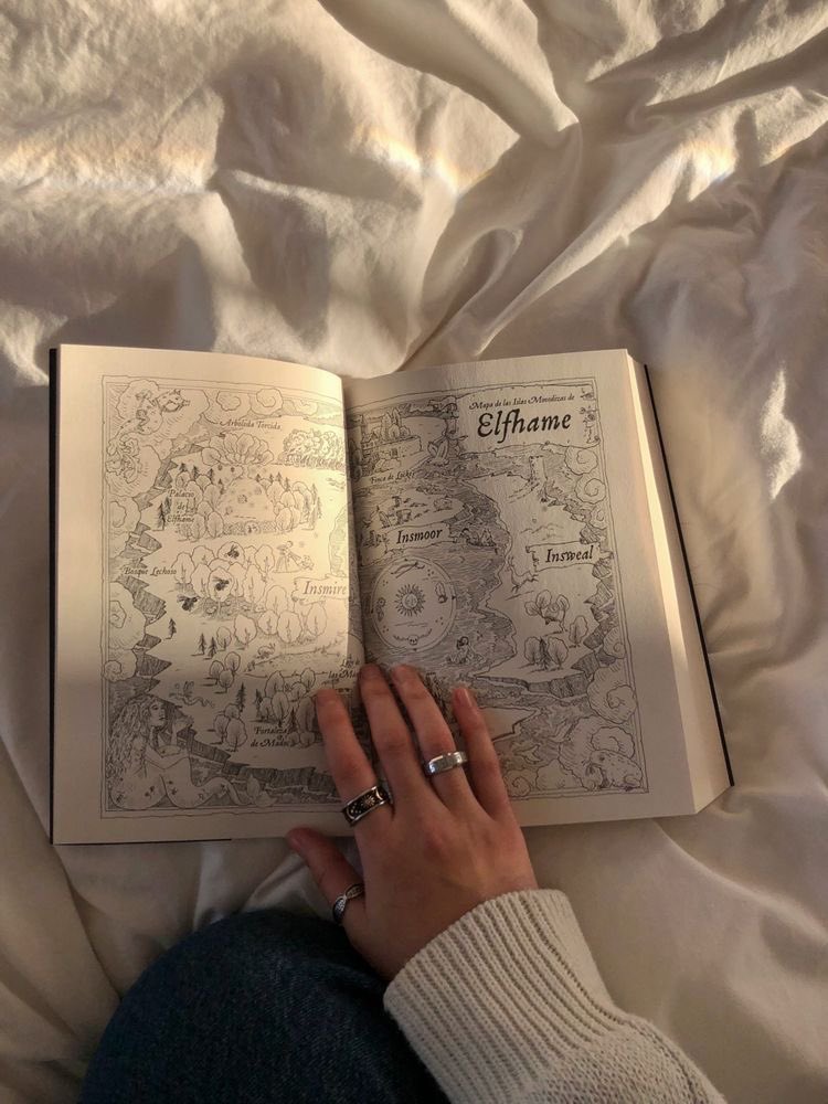 hi i’m mariska &amp; i’m new to #booktwt

pls like and rt to be moots <3

- folk of the air series
- daisy jones &amp; the six
- the seven husbands of evelyn hugo 

mostly i read fantasy &amp; classics but i’m open to try new genres 🫶🏻

cr: harry potter and the prisoner of azkaban