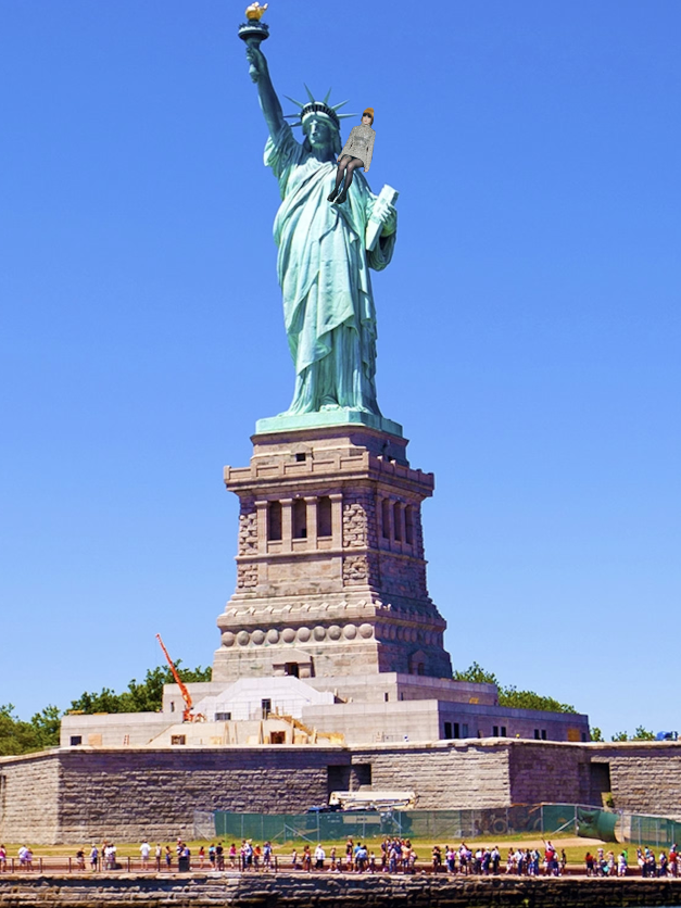 Hayley Williams sat on the Statue of Liberty