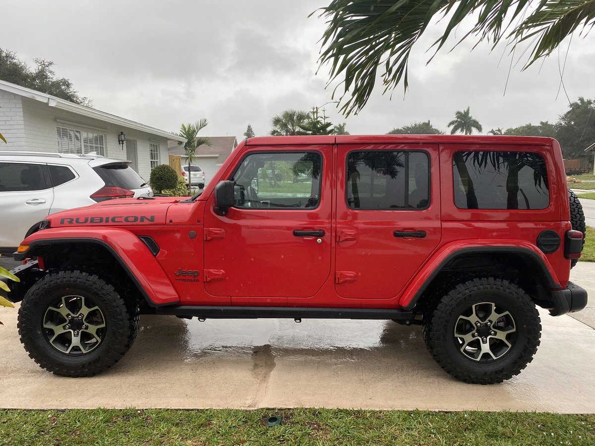 luismi_zamorano's tweet image. STOLEN RED JEEP WRANGLER RUBICON LAST SEEN IN LITTLE HAVANA/8TH STREET

This morning at 4:14 AM, my car was stolen from inside ALTIS, my apartment complex’s garage within minutes. If you see a RED 2019 JEEP WRANGLER RUBICON with black interior, license plate 61BAMG, please DM me!