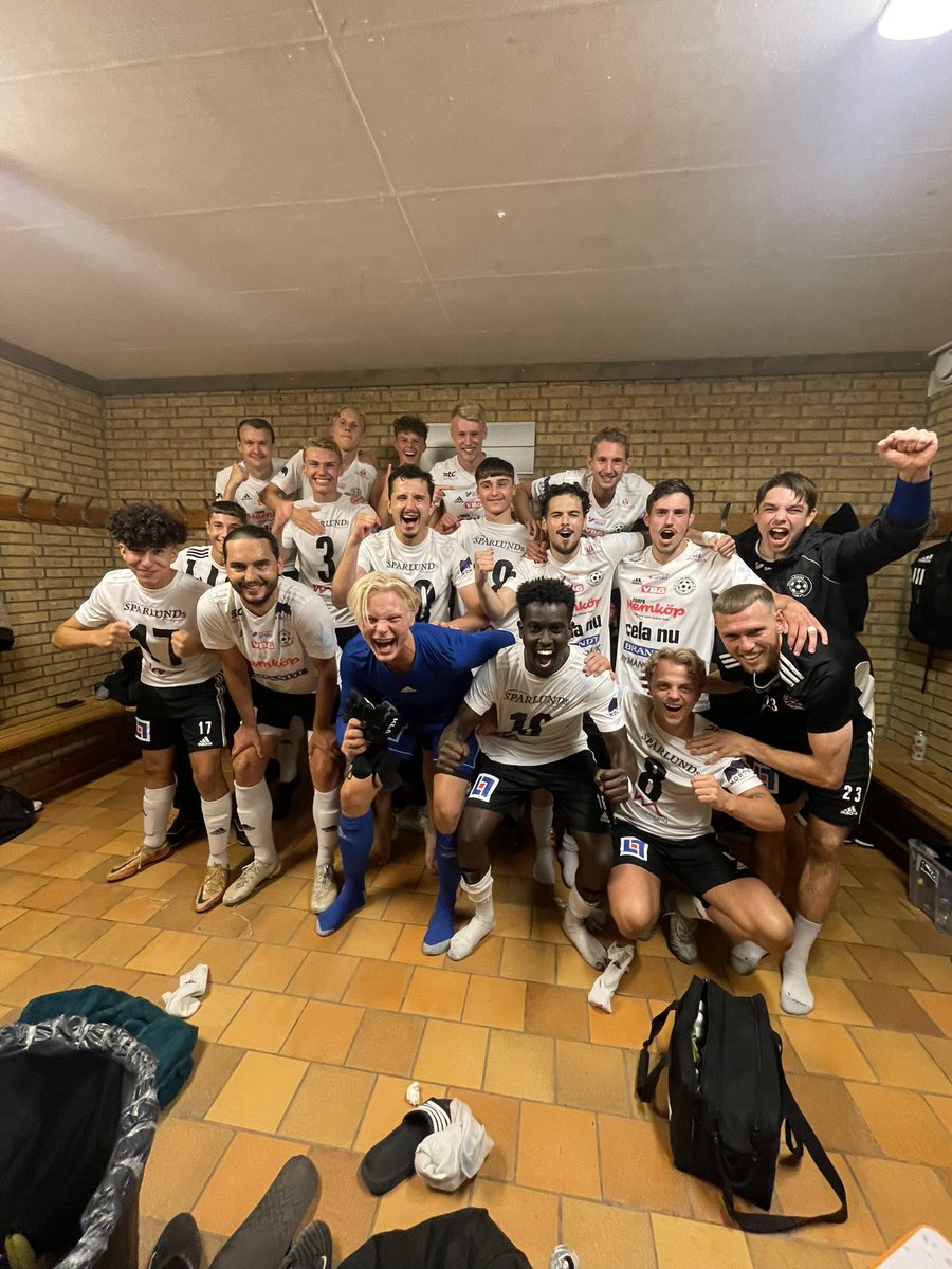 SÅ JA - VINST I GRÄSTORP!
Vi går på sommaruppehåll med 3 färska poäng i bagaget. Klaivi Vukaj, Hugo Hultberg och debuterande Philip Magriplis stod för kvällens fullträffar!