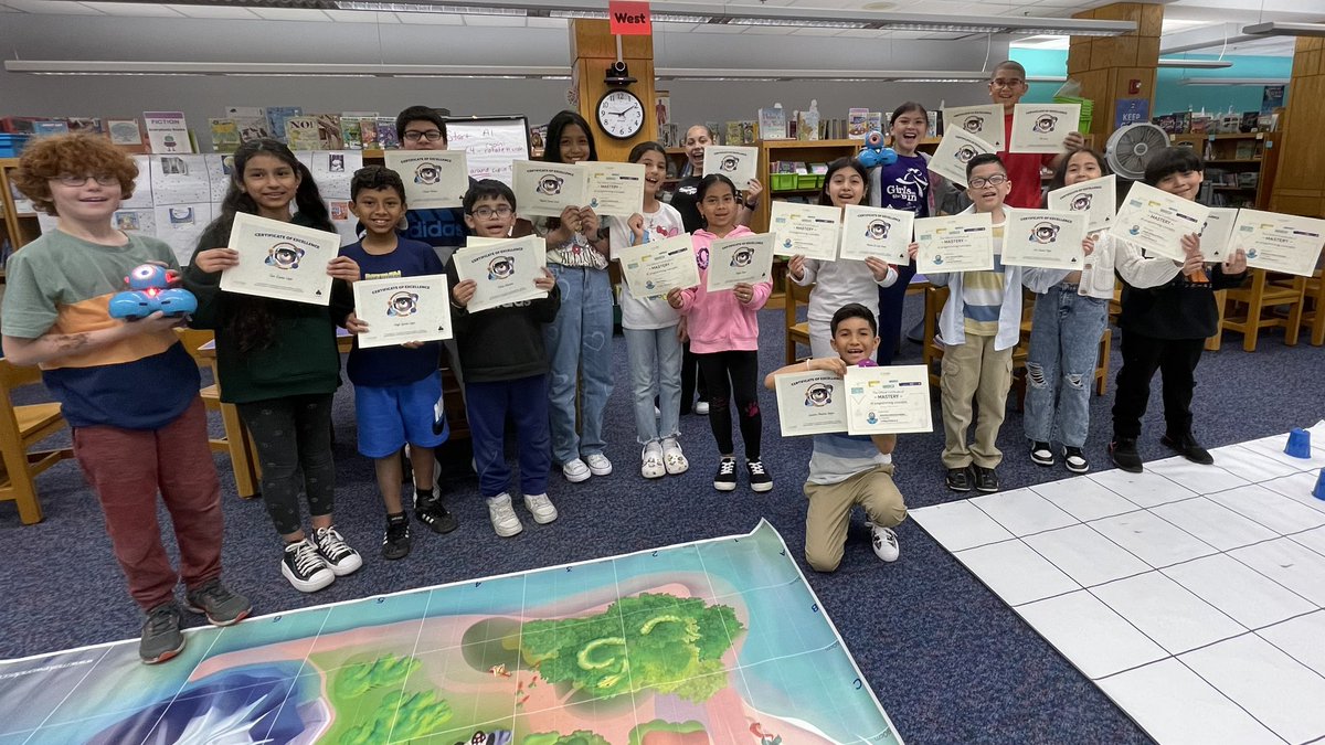 Laura_Hubert's tweet image. Our 4th grade Robotics Team celebrated a very successful year with a final challenge and certificates! 🤖🎉 #WLRC #Dashrobots #kidscancode #21stcenturyskills @WonderWorkshop