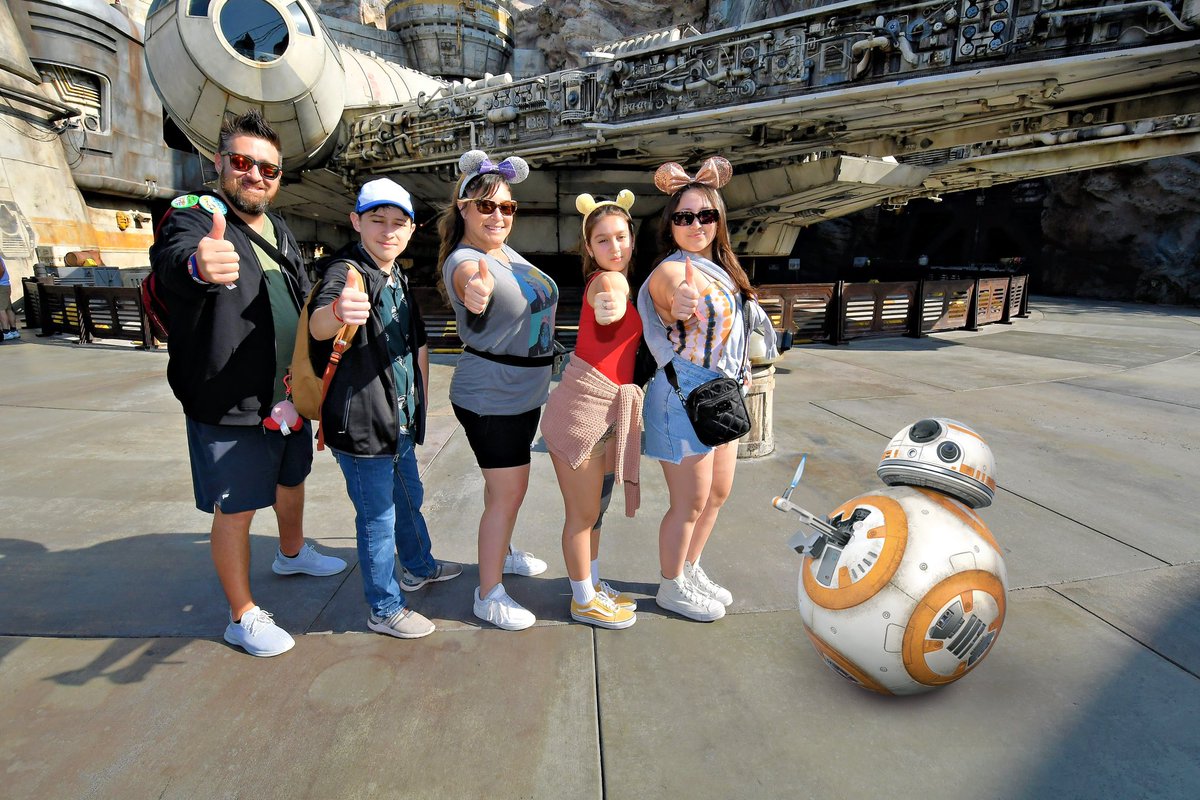 Chris_Donovan's tweet photo. Thumbs up! #BB8 #StarWars #FunnerFamily https://t.co/M6HxxdirSS
