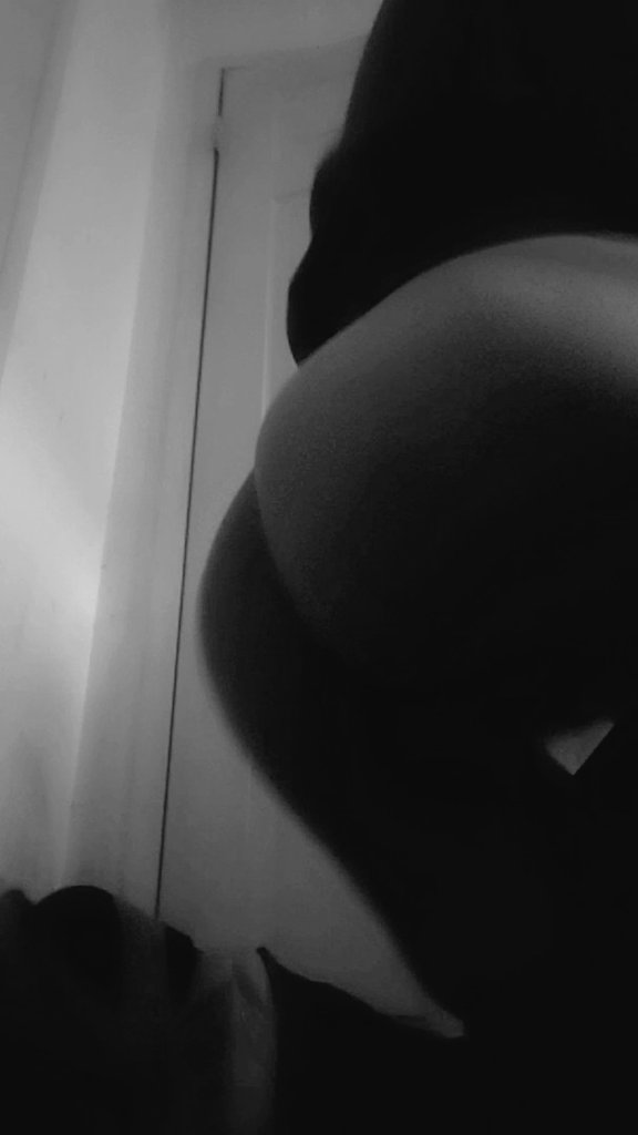 SkyLeeAmor's tweet photo. Snapchat--babiisky22 hmu pervs let's have some fun 😊 https://t.co/3SN587PA0i