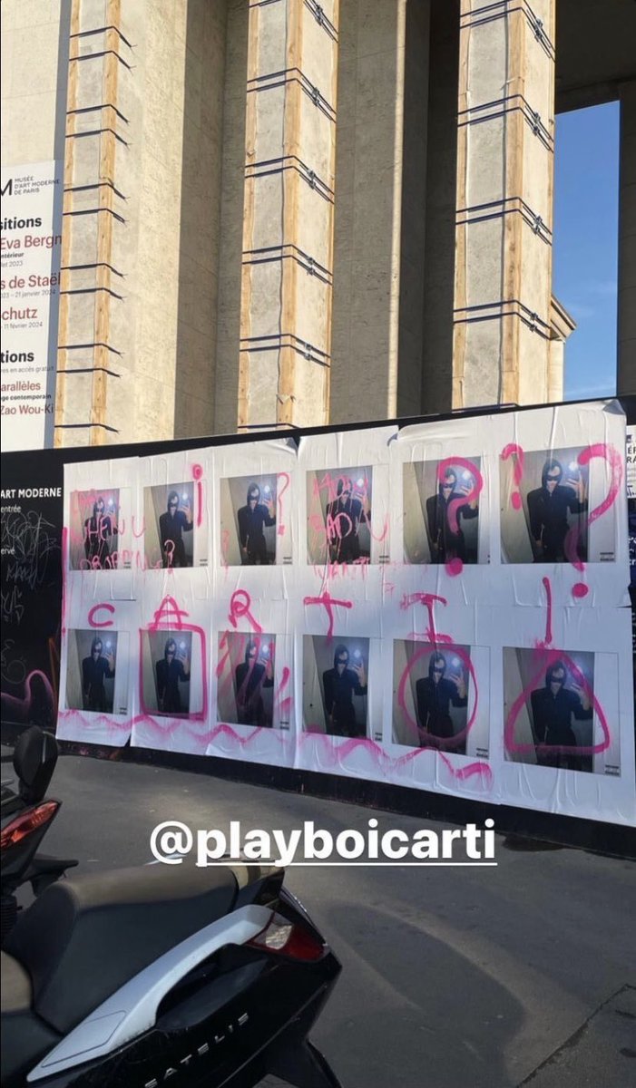 Playboi Cartiのポスターが突然パリに登場。

パリは現在、パリコレが開催されている。