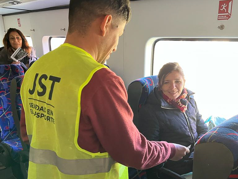 InfoJst's tweet photo. Allí, difundimos material gráfico con información de valor relacionada a esta problemática a peatones y conductores de vehículos. Estas acciones se enmarcan en la Campaña Nacional de Concientización en los PAN impulsada por la JST y una red colaborativa multidisciplinaria. https://t.co/lJ08w6caNr